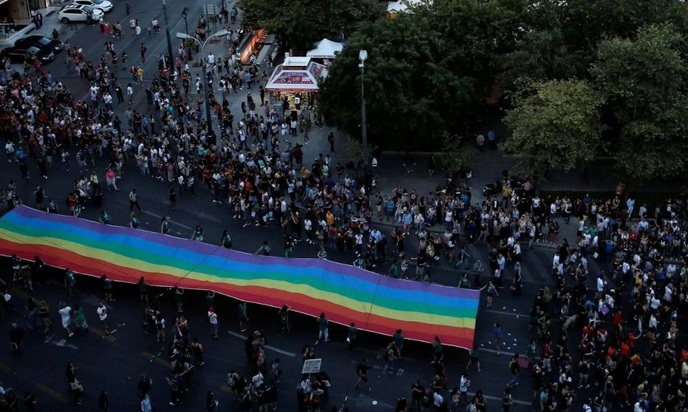 Reuters: Η Ελλάδα απαγόρευσε τη θεραπεία «μετατροπής ομοφυλόφιλων» σε ανηλίκους